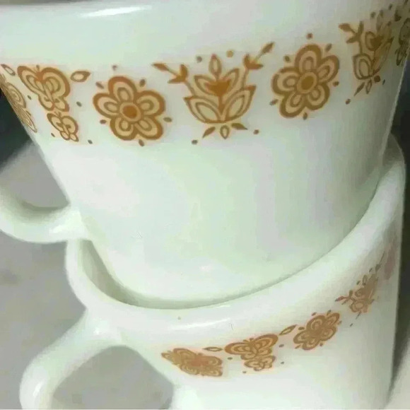 Set of 2 Pyrex Butterfly Gold milk glass mugs with D handles - Picture 5 of 10